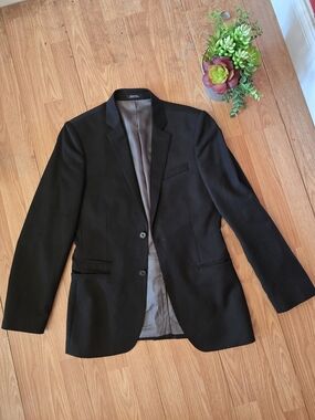 Express Men's Formal Black Solid Wool Blazer — Size 36R, 2-Button with Pockets.